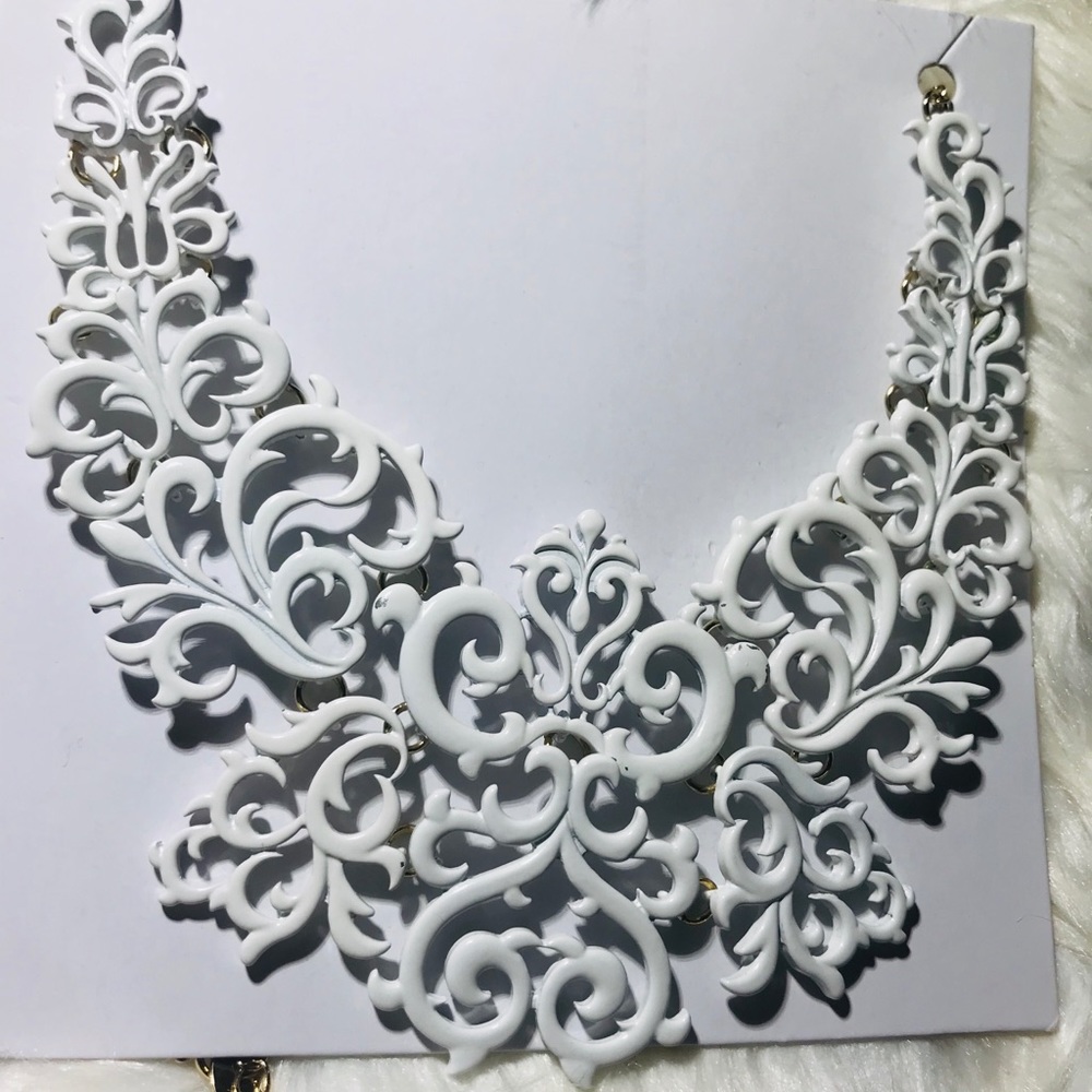 ❤️Gold/white fashion bib  necklace❤️